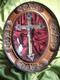 Cadre Reliquaire Crucifix En Bois Ovale Verre Bombé Sur Velour Bordeau 39 Cm - Religieuze Kunst