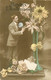 170122 - FANTAISIE SURREALISME - Joyeux Anniversaire - 1917 TINCHEBRAY - Homme Devant Vase De Fleurs Dahlia Rose - Geburtstag