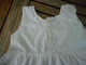 Delcampe - Ancienne Robe Fille Blanche Coton Dentelle - 1940-1970