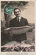 1er AVRIL . -  Lot De 2 Photos- Montages D'un Homme Distingué Posant Avec Des Poissons - 1er Avril - Poisson D'avril