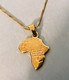 Pendentif Afrique Et Sa Chaîne En  Métal Doré NEUF - Pendants