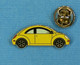 1 PIN'S //  ** NEW BEETLE VOLKSWAGEN / JAUNE ** - Volkswagen