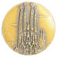 ESPAÑA. MEDALLA DE IBERIA, DEDICADA A BARCELONA. SAGRADA FAMILIA. BRONCE. ESPAGNE. SPAIN MEDAL - Professionnels/De Société