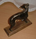 Delcampe - HUND Aus METALL Auf Holzsockel, Alte Figur Bronziert, Gebrauchte Erhaltung Siehe Bilder, Größe ... - Bronzen