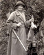 Carte Photo Originale Bonne Chasse ! Femme Au Fusil & Lièvre Avec Son Chien De Chasse Setter Irlandais Rouge  1920/30. - Persone Anonimi