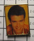 1214d Pin's Pins / Beau Et Rare / THEME : MUSIQUE / CHANTEUR QUEBECOIS ROCH VOISINE - Musique