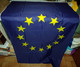 DRAPEAU DE L'UNION EUROPEENNE , DIMENSION 150 CM X 90 CM , DEUX OEUILLETS POUR LE SUSPENDRE , ETAT NEUF VOIR PHOTO . POU - Flags