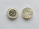 2 BOUTONS Ancien Bouton De Manchette En Nacre  Diamètre : 20 Mm Env - Manschetten- U. Kragenknöpfe