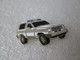 PIN'S    FORD  BRONCO GENDARMERIE  URGENCES  LUXEMBOURG  Email Grand Feu   DEHA - Ford