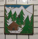 2217 Pin's Pins / Beau Et Rare / THEME : ADMINISTRATIONS / ECOLE LA FONTAINE CHALET SAPINS NEIGE MONTAGNE - Administrations