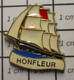 211a Pin's Pins / Beau Et Rare / THEME : MARQUES / BATEAU VOILIER ANCIEN HONFLEUR - Barcos