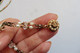 Delcampe - Collier Créateur Michal Golan Chaîne Bronze Perles D'eau Douce Blanc Et Cristaux Transparents - Necklaces/Chains