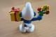 Schtroumpf, Smurf, Pitufo, Puffo, Schlumpf - Avec Cadeau Et Fleurs - N° 20040 - Little Figures - Plastic