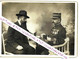 Circa 1900  PHOTO ORIGINALE JOUEURS DE CARTES / MILITAIRE ET HOMME ASSIS  AUNE TABLE DE JEUX - Non Classificati