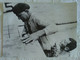 PHOTOGRAPHIE SPORT NATATION "1952 JO HELSINKI NAGEUR JEAN BOITEUX MEDAILLE D'OR DU 400m SORT SON PERE DE L'EAU" - Natation