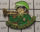 1718b Pin's Pins / Beau Et Rare / THEME : MUSIQUE / TROMPETTE ORCHESTRE FANFARE LES COLS VERTS ROCHELAIS - Musique