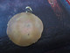 TRES BEAU PENDENTIF SCENE ANCIENNE FEMME TRAVAIL DE PECHE - Pendants