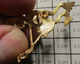 1718a Pin's Pins / Beau Et Rare / THEME : MUSIQUE / Grand Pin's ANIMAL AUX PATTES PALMEES JOUANT DE LA GUITARE - Musique