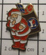 3317 Pin's Pins / Beau Et Rare / THEME : NOEL / MAGASIN LECLERC PERE NOEL ET HOTTE DE CADEAUX - Kerstmis