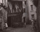 Jolie Photo De Rue Animée à Quimperlé (Finistère, Bretagne), Non Datée, Maison à Colombage, 8,4 X 6,1 Cm - Lieux