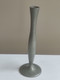 Arts Décoratifs Vase Soliflore En étain (?) Modèle Déposé  Haut 17 Cm Diamètre 2 Cm Base 6 Cm Poids 137 Grammes - Zinn