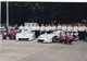 SPORT AUTO. 24 HEURES DU MANS 1997.  PHOTO. LE TEAM PORSCHE AG. ET LES PILOTES DES 911 GT 1. N°25 ET 26. - Automobiles