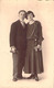 CPA Photo De Couple - Homme Et Femme Habillés En Noir - Photographie