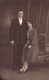 CPA Photo De Couple - Homme Et Femme Habillés En Noir - Photographie