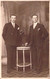 CPA Photo De Deux Hommes Habillés En Noir - Photographie