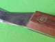 Delcampe - Ancien OUTIL Spécial - SPATULE D'atelier - Acier , Bois Et Rivets Laiton - "Laissé Dans Son Jus" - Vers 1950 1970 - Altri Apparecchi