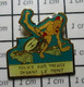 2817 Pin's Pins / Beau Et Rare / THEME : SPORTS / NATATION FOLIES SUR MEUSE DEVANT LE PONT - Natation