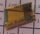 1316b Pin's Pins / Beau Et Rare / THEME : ADMINISTRATIONS / 1942 1992 ECOLE NOTRE DAME SARGE LES LE MANS - Administrations