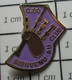 1316A Pin's Pins / Beau Et Rare / THEME : MUSIQUE / CORNEMUSE BOMBARDE BINIOU BIENVENU AU CLUB - Musique