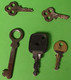 Lot 5 Anciens Outils CLEFS Divers - Pour Porte Armoire Placard Voiture Renault Citroën - "dans Leur Jus" - Vers 1980 - Altri Apparecchi