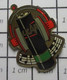 1416a Pin's Pins / Beau Et Rare / THEME : MUSIQUE / CASQUE ECOUTEURS PILE ELECTRIQUE UCAR - Musique