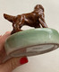 Delcampe - Wade Chien Sur Socle Par Wade Porcelaine Made In England Chien Brun Chiot Cocker?? Wade Angleterre Année Cc 50 Vintage - Tiere