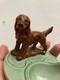 Delcampe - Wade Chien Sur Socle Par Wade Porcelaine Made In England Chien Brun Chiot Cocker?? Wade Angleterre Année Cc 50 Vintage - Animaux