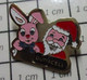 3119 Pin's Pins / Beau Et Rare / THEME : NOEL / PERE NOEL ET LAPIN ROSE DURACELL - Natale