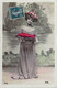 CPA  - FANTAISIE - 1ER AVRIL - FEMME EN ROBE ET CHAPEAU DE FLEURS TIENT UN POISSON ROUGE - POISSON - 948 - COLORISEE - Erster April