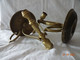 LOT DE 2 BOUGEOIRS PENDULAIRES ANTIROULIS EN LAITON - 965 Grs - Hauteur 20 Cms. - Candeleros, Candelabros Y Palmatorias