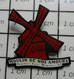 1122 Pin's Pins / Beau Et Rare / THEME : MUSIQUE / MOULIN DE NOS AMOURS MOULIN ROUGE TOURNEES PARIS MAGENTA - Musique