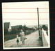 Orig. Foto 1963, Mutter Und Kind Unterwegs In Okarben Karben Im Wetteraukreis, Ortspartie, Private Häuser - Karben