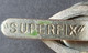 Delcampe - Ancienne BROCHE à Cravate - Environ L.4.5 Cm Et H.1.5 Cm - Lettre " R " - Métal Argenté , Peint ? "SUPERFIX" - Vers 1900 - Otros & Sin Clasificación