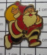 1922 Pin's Pins / Beau Et Rare / THEME : NOEL / PERE NOEL QUI S'ENFUIT AVEC LES CADEAUX !! - Noël