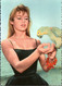 ! Moderne Ansichtskarte, CPSM Brigitte Bardot, Papagei, Pin Up, Artiste Erotisme, Erotik - Attori