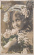 CPA - ENFANT - Jeune Fille Avec Un Bouquet De Roses Blanches Dans Les Bras - Costumes - Colorisée - Ritratti
