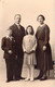 CPA - Photographie - Une Famille Tous En Costume Pose Avec Leurs 2 Enfants - Demoiselle En Ballerines Blanches - Gruppi Di Bambini & Famiglie