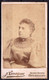 PHOTO CDV -  DAME RICHE - ROBE BRODEE  - MODE - Photographie Levaque Bruxelles - Oud (voor 1900)