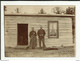 CANADA . DUCK LAKE   .  SASKATOON   . COUPLE DE PIONIER DEVANT LEUR MAISON . PHOTOGRAPHIE ( Dim 11 X 8 Cm ) - Saskatoon