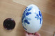 Grand Oeuf En Porcelaine De Chine Bleu Et Blanc Décor Roses Fleurs Sur Socle - Eggs